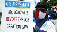 Massa aksi yang tergabung dalam Gabungan Serikat Buruh Indonesia (GSBI) mulai berkumpul di kawasan Monas, Jakarta Pusat.