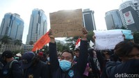 Seorang pendemo memamerkan salah satu kode unik dari konsol playstation untuk mengubah polisi menjadi baik.