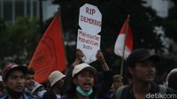 Adapula yang memamerkan celotehan dari nisan.
