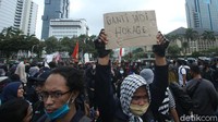 Wow, ada juga fans Naruto di tengah pendemo.