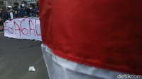 Beberapa dari mereka juga membawa spanduk raksasa dan bendera Merah Putih.
