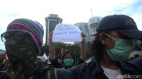 Begini penampakan salah satu celotehan unik para mahasiswa di kawasan Patung Kuda.