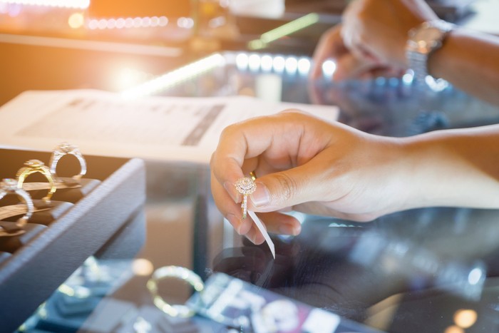 Cincin Pernikahan dan Tunangan Cincin Pernikahan dan Tunangan