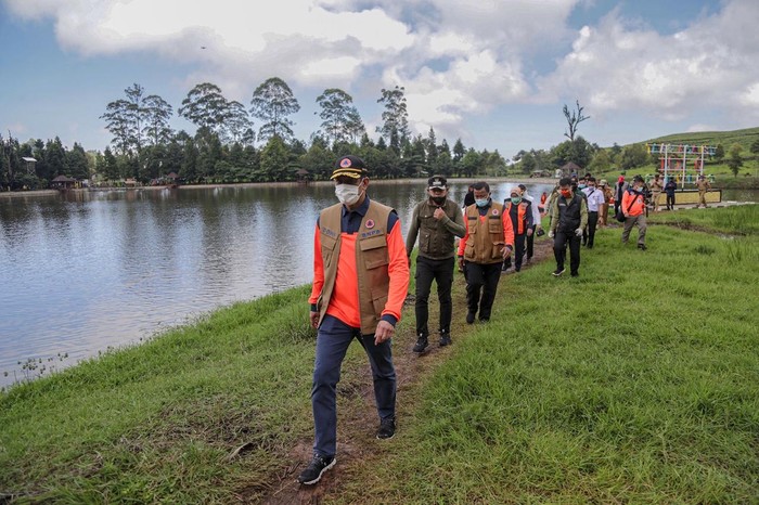 Dalam rangka kegiatan siaga bencana hidrometeorologi, Wali Kota Bogor Bima Arya meninjau titik nol kilometer Sungai Ciliwung.