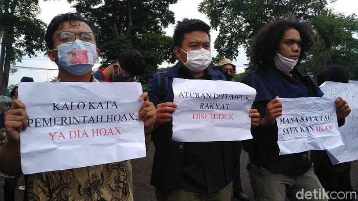 Dalam aksi yang berlangsung damai itu, mahasiswa mendesak agar pemerintah mencabut Omnibus Law UU Cipta Kerja, sekaligus mengkritik jalannya kepemimpinan Presiden dan Wakil Presiden, Jokowi dan Maruf Amin.