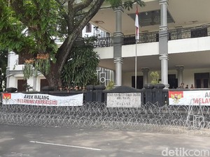 DPRD dan Balai Kota Malang Dipasang Kawat Berduri Jelang Demo