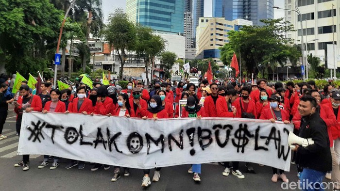 demo omnibus law di surabaya