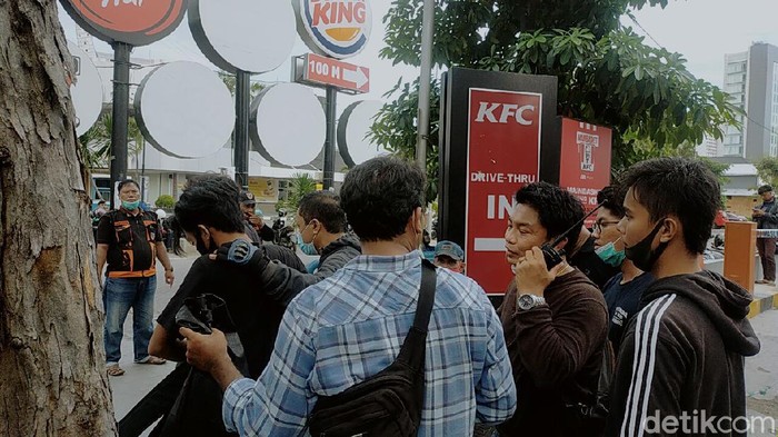 Lima orang diamankan saat massa tolak Omnibus Law di Surabaya long march ke Grahadi. Dari mereka yang tidak mengenakan atribut demo, polisi menyita miras hingga gunting.