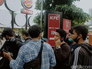 5 Orang Diamankan Saat Massa Tolak Omnibus Law di Surabaya Long March