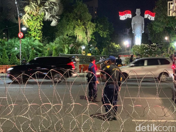 Ribuan orang dari Gerakan Tolak Omnibus Law (Getol) yang demo di Gedung Negara Grahadi sudah bubar. Demo berjalan lancar dan tertib.