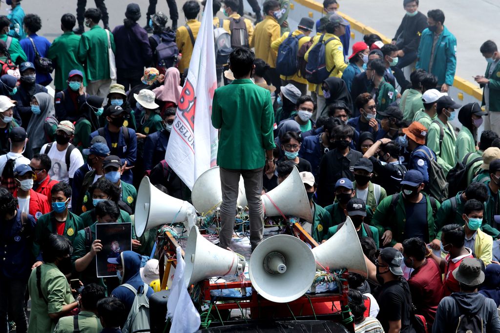 Massa aksi unjuk rasa yang menamakan diri Gerakan Soekarno Muda masuk ke barisan massa dan membakar ban di depan barikade sekitar patung kuda. (CNBC Indonesia/Tri Susilo)