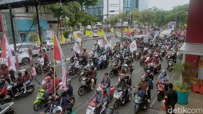 demo tolak omnibus law di surabaya