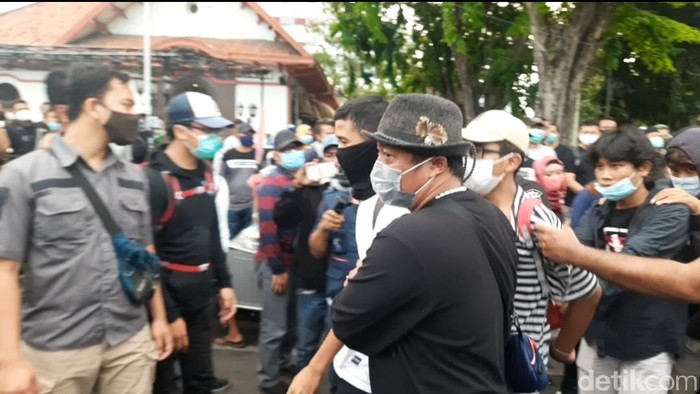 demo tolak omnibus law di surabaya