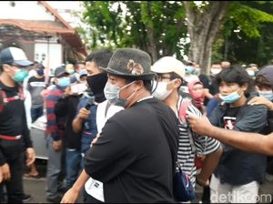 Ratusan Orang Diduga Penyusup Demo Omnibus Law Surabaya Diamankan, 6 Pelajar