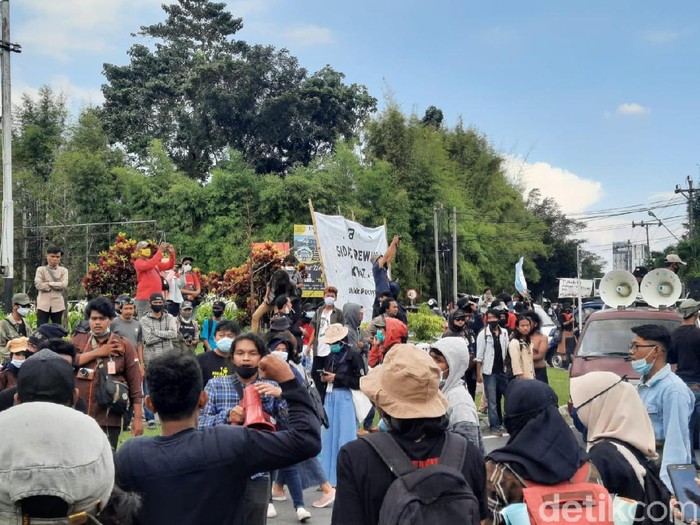 Demo UU Omnibus Law Cipta Kerja di Bundaran UGM, Sleman, Selasa (20/10/2020).