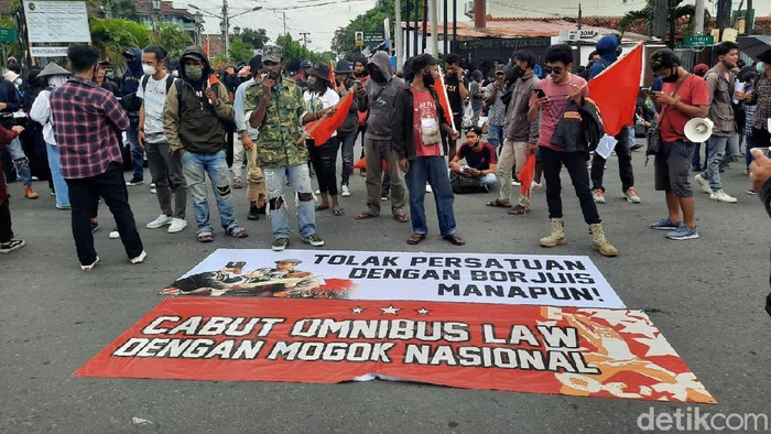 Demo UU Omnibus Law Cipta Kerja di Bundaran UGM, Sleman, Selasa (20/10/2020).