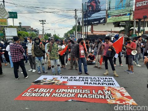 Demo UU Omnibus Law Cipta Kerja di Bundaran UGM, Sleman, Selasa (20/10/2020).