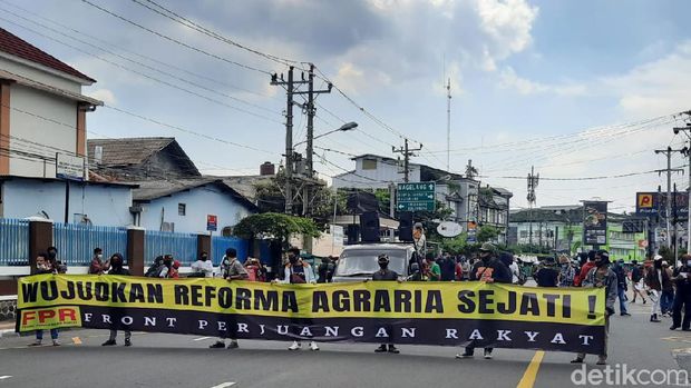 Massa Demo Omnibus Law Tumplek Blek Di Bundaran Ugm