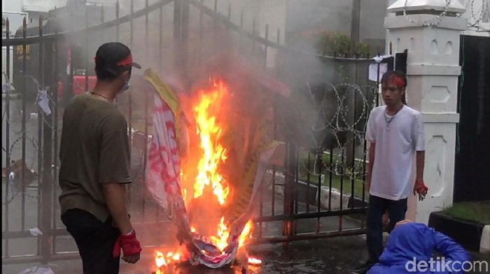 Demonstran Omnibus Law di Bandung bakar pagar DPRD Jabar