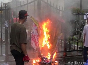 Desak Jokowi Terbitkan Perppu, Mahasiswa Bakar Pagar Gedung DPRD Jabar
