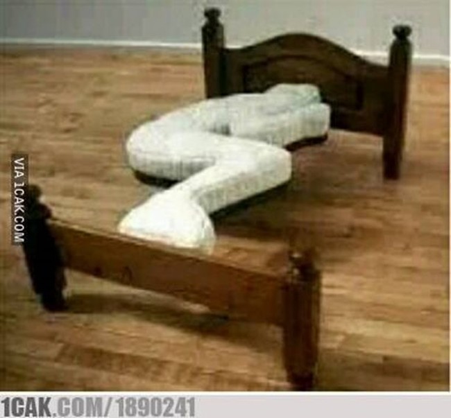 Tempat tidur khusus kaum jomblo nih. Tapi kasihan banget masa tidurnya harus posisi gitu terus.. Foto: 1cak.com