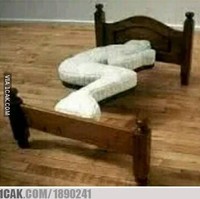 Tempat tidur khusus kaum jomblo nih. Tapi kasihan banget masa tidurnya harus posisi gitu terus.. Foto: 1cak.com