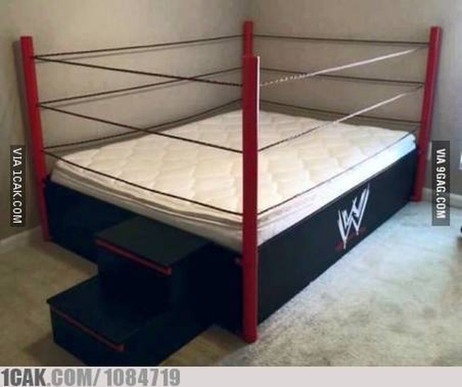 Ini sih kayaknya yang punya tempat tidurnya penggemar acara gulat WWE nih. Nggak heran tempat tidurnya sampai dibuat mirip dengan ring tinju. Foto: 1cak.com