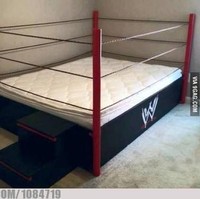 Ini sih kayaknya yang punya tempat tidurnya penggemar acara gulat WWE nih. Nggak heran tempat tidurnya sampai dibuat mirip dengan ring tinju. Foto: 1cak.com