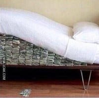 Mungkin takut uangnya hilang kali ya kalau disimpan di bank. Jadi biar aman disimpan di bawah tempat tidur aja. Walaupun posisi tempat tidurnya jadi nggak karuan gitu tapi nggak apa-apa deh. Foto: 1cak.com