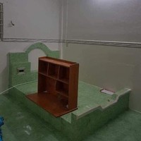 Ini konsepnya gimana ya? Kalau tidur di atas tempat tidur keramik gini sih bisa-bisa pas bangun badannya jadi sakit semua deh. Ditambah lagi posisi lemarinya, kenapa ada di atas tempat tidur ya? Foto: Instagram/@sukijan.id