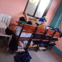 Nggak ada kasur, kursi pun jadi. Bisa jadi ide yang cemerlang nih untuk menghemat ruangan. Bonusnya badan dan kepalamu paling akan terasa sakit dan berat setelah bangun. Foto: 1cak.com