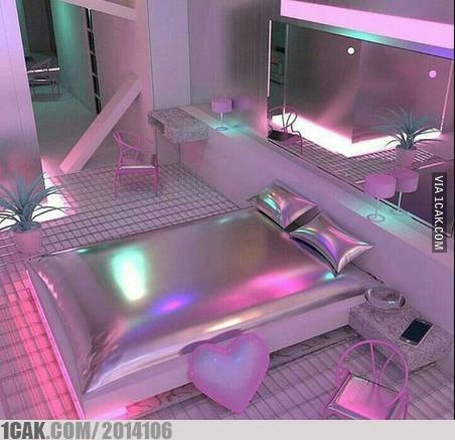 Kamar tidur yang satu ini sih kelihatannya Instagrammable banget nih. Tapi yakin kamu nggak akan terjatuh kalau tidur di atas tempat tidurnya? Secara kasurnya kelihatan licin banget loh. Foto: 1cak.com