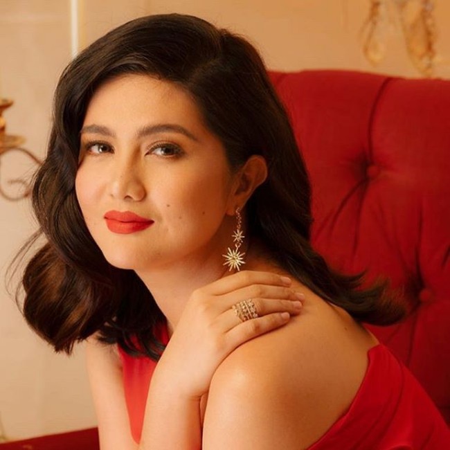 Dimples Romana mulai dikenal khalayak luas setelah berperan sebagai Daniella Mondragon-Bartolome dalam serial drama Kadenang Ginto. Dalam drama ini dia memainkan karakter seorang wanita berpenampilan flamboyan. Foto: Instagram/@dimplesromana