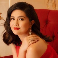 Dimples Romana mulai dikenal khalayak luas setelah berperan sebagai Daniella Mondragon-Bartolome dalam serial drama Kadenang Ginto. Dalam drama ini dia memainkan karakter seorang wanita berpenampilan flamboyan. Foto: Instagram/@dimplesromana