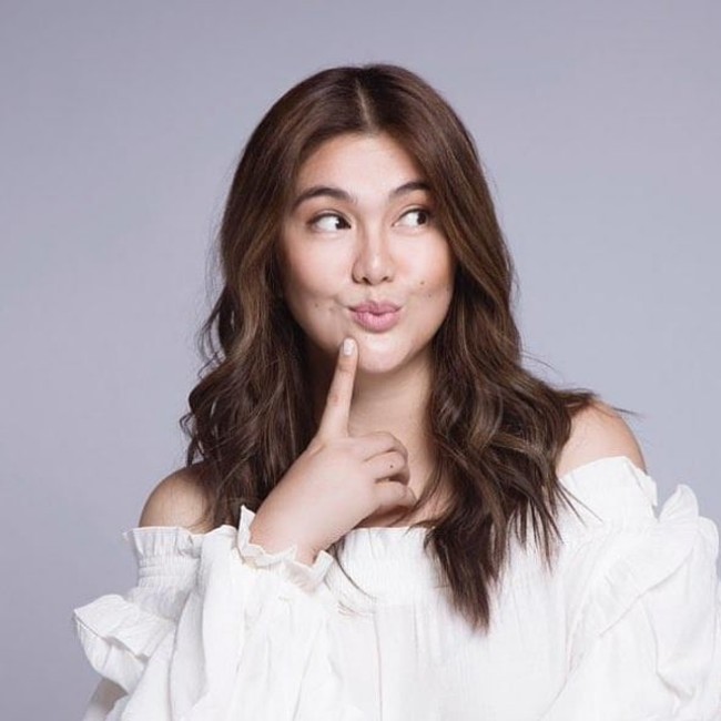 Dimples Romana, aktris populer Filipina, memberikan hadiah berupa rumah kepada Vilma, pembantu rumah tangganya. Dimples dan suaminya Boyet Ahmee membelikan ART mereka rumah dua lantai sebagai penghargaan atas loyalitas kepada keluarganya. Foto: Instagram/@dimplesromana