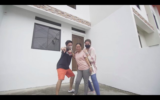 Momen yang diunggah di channel YouTube Dimples Romana pun jadi viral. Banyak netizen terharu dan memuji aksi kebaikan aktris 35 tahun itu. Foto: Instagram/@dimplesromana