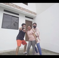 Momen yang diunggah di channel YouTube Dimples Romana pun jadi viral. Banyak netizen terharu dan memuji aksi kebaikan aktris 35 tahun itu. Foto: Instagram/@dimplesromana