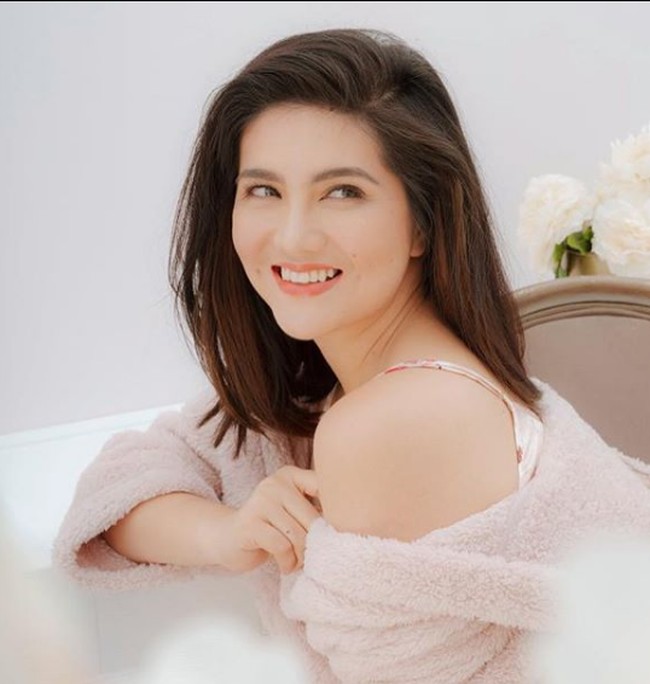 Dimples Romana merupakan salah satu aktris senior Filipina. Dia mengawali karier di dunia akting saat masih berusia 16 tahun. Foto: Instagram/@dimplesromana