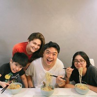 Aktris yang terlahir dengan nama Dianne Marie Romana ini menikah di usia muda. Dia mengikat janji suci saat masih 19 tahun dan dikaruniai dua anak. Foto: Instagram/@dimplesromana