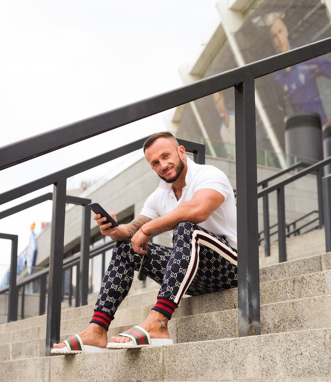 Sofia pun berbagi jika Dmitry kesulitan untuk bertahan hidup. Dima punya masalah dengan sistem kardiovaskulernya. Jantungnya tidak bisa bertahan. Dia sudah meninggal secara klinis tapi paramedis mencoba menghidupkan jantungnya. Kondisinya sangat parah. Tidak ada yang bisa dilakukan. Aku mencoba semuanya yang bisa aku lakukan agar ayah tiga anak ini hidup. Tapi tidak ada yang tergantung padaku sekarang, kata Sofia. Foto: Instagram @stuzhuk_dmitriy