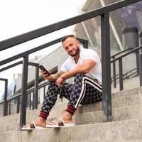 Sofia pun berbagi jika Dmitry kesulitan untuk bertahan hidup. Dima punya masalah dengan sistem kardiovaskulernya. Jantungnya tidak bisa bertahan. Dia sudah meninggal secara klinis tapi paramedis mencoba menghidupkan jantungnya. Kondisinya sangat parah. Tidak ada yang bisa dilakukan. Aku mencoba semuanya yang bisa aku lakukan agar ayah tiga anak ini hidup. Tapi tidak ada yang tergantung padaku sekarang, kata Sofia. Foto: Instagram @stuzhuk_dmitriy