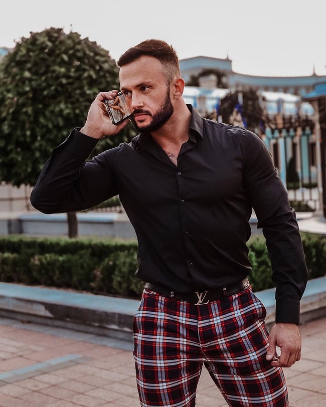 Awalnya keadaan Dmitry sempat membaik dan ia diperbolehkan pulang mengingat ruang perawatan yang terbatas. Tapi delapan hari setelahnya ia kembali dilarikan ke rumah sakit di mana Sofia, mantan istrinya, diperingatkan bahwa mantan suaminya sedang dalam masa kritis dan tidak sadarkan diri. Foto: Instagram @stuzhuk_dmitriy