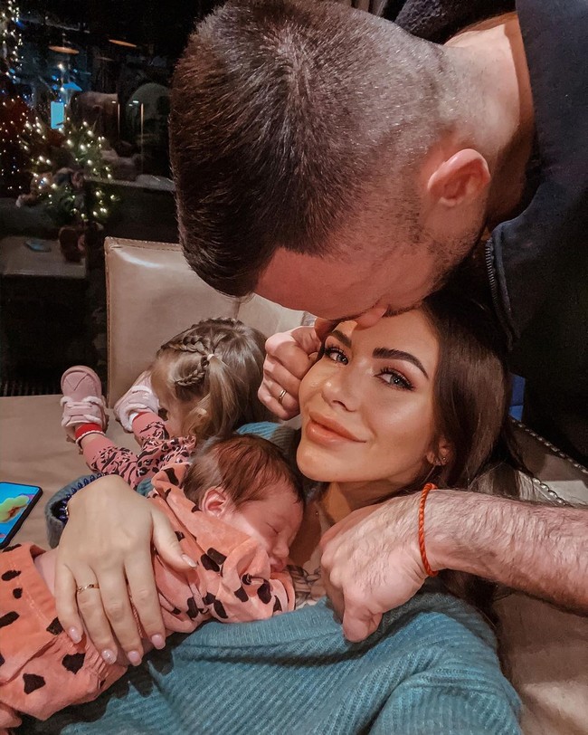 Hanya kenangan yang tersisa, tiga anak-anak yang cantik, dan pengalaman berarti. Tuhan, ini terlalu buruk untuk disadari bahwa dia tidak lagi bersama kami, tambahnya. Foto: Instagram @stuzhuk_dmitriy