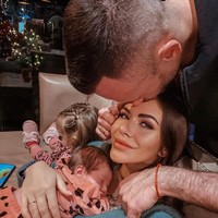 Hanya kenangan yang tersisa, tiga anak-anak yang cantik, dan pengalaman berarti. Tuhan, ini terlalu buruk untuk disadari bahwa dia tidak lagi bersama kami, tambahnya. Foto: Instagram @stuzhuk_dmitriy