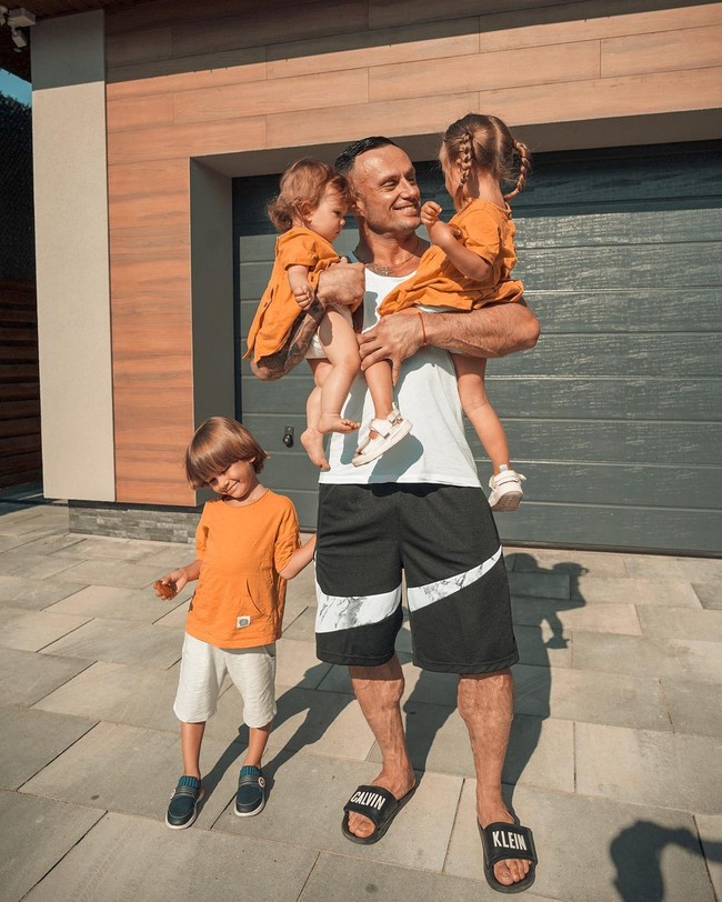 Dima terpapar virus setelah pergi ke Turki. Selama di sana, ia mendapati lehernya bengkak dan mengalami kesulitan bernapas. Setelah kembali ke Ukraina, Dmitriy terbukti positif Corona lalu dirawat di rumah sakit. Rumah sakit penuh dengan orang-orang, beberapa dirawat di koridor, kata Dmitry yang menunjukkan ia harus dibantu alat pernapasan untuk bisa bertahan. Foto: Instagram @stuzhuk_dmitriy