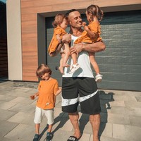 Dima terpapar virus setelah pergi ke Turki. Selama di sana, ia mendapati lehernya bengkak dan mengalami kesulitan bernapas. Setelah kembali ke Ukraina, Dmitriy terbukti positif Corona lalu dirawat di rumah sakit. Rumah sakit penuh dengan orang-orang, beberapa dirawat di koridor, kata Dmitry yang menunjukkan ia harus dibantu alat pernapasan untuk bisa bertahan. Foto: Instagram @stuzhuk_dmitriy