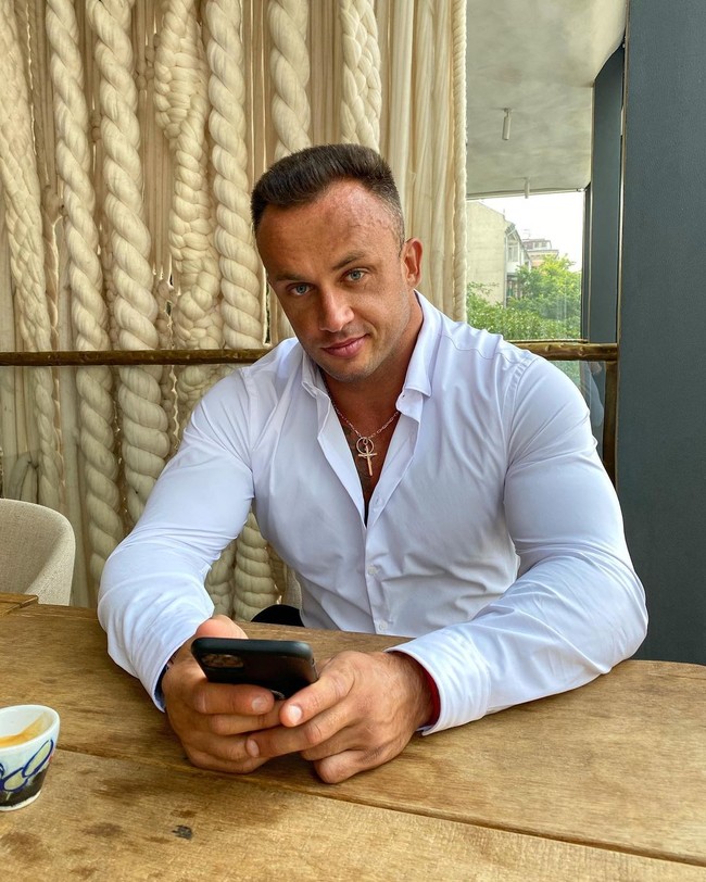 Hal ini mengejutkan netizen mengingat tubuhnya yang kekar dan gaya hidupnya yang sehat. Terlebih Dima juga pernah mengajak para follower untuk tidak percaya dengan Corona. Foto: Instagram @stuzhuk_dmitriy