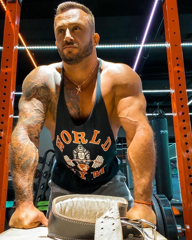 Diinformasikan oleh mantan istrinya, pria asal Ukraina yang punya satu juta pengikut itu meninggal karena mengalami komplikasi jantung setelah mengidap COVID-19. Dmitriy Stuzhuk dilaporkan terinfeksi Corona setelah bepergian ke Turki. Foto: Instagram @stuzhuk_dmitriy