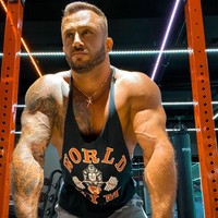 Diinformasikan oleh mantan istrinya, pria asal Ukraina yang punya satu juta pengikut itu meninggal karena mengalami komplikasi jantung setelah mengidap COVID-19. Dmitriy Stuzhuk dilaporkan terinfeksi Corona setelah bepergian ke Turki. Foto: Instagram @stuzhuk_dmitriy