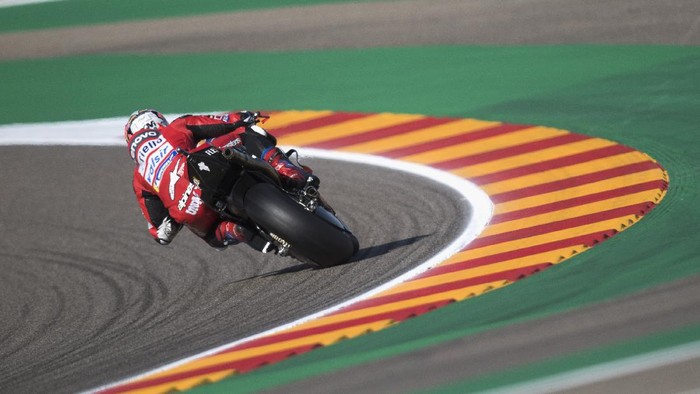 ALCANIZ, SPAIN - OCTOBER 17: Andrea Dovizioso of Italy and Ducati Team  rounds the bend during the qualifying for the MotoGP of Aragon at Motorland Aragon Circuit on October 17, 2020 in Alcaniz, Spain. (Photo by Mirco Lazzari gp/Getty Images)